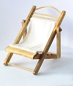 Kleiner Liegestuhl, Holz mit Leinenbezug 17 cm x 9 cm